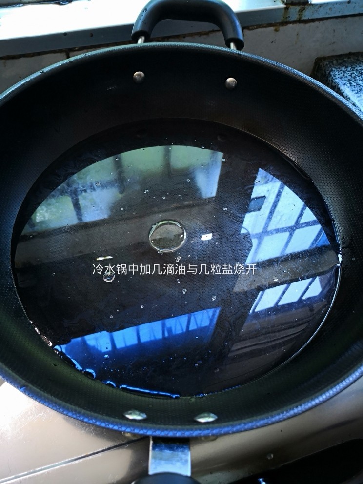 江南美景,锅中加入冷水,滴几滴油与少许盐开火烧开水。