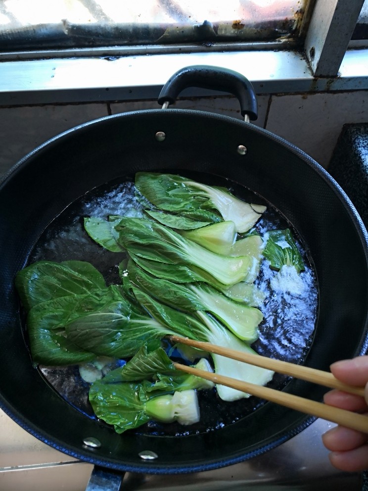 江南美景,水开后放入青江菜,滚烫几下