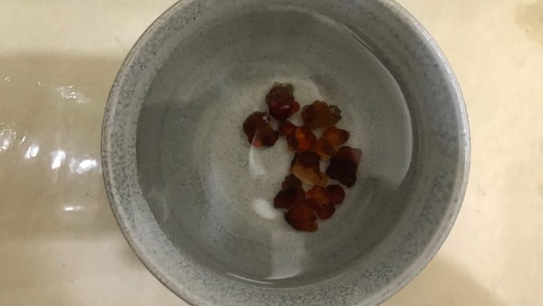 桃胶红枣美颜粥,用清水浸泡12小时以上
我是吃过晚饭泡上的,第二天早上起来制作的