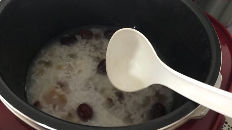 桃胶红枣美颜粥,搅拌均匀,即可