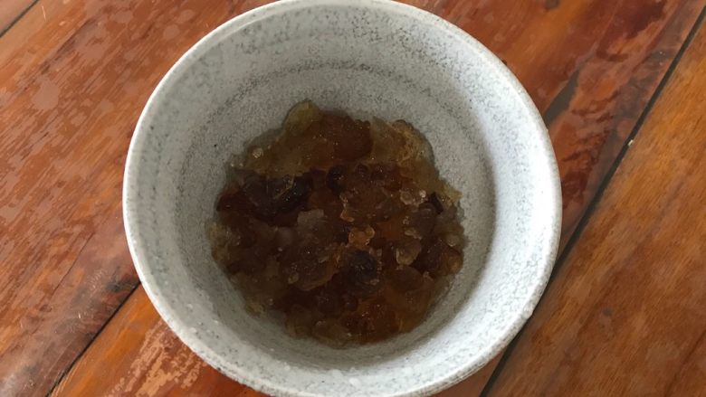 桃胶红枣美颜粥,桃胶拣去杂质,清洗干净