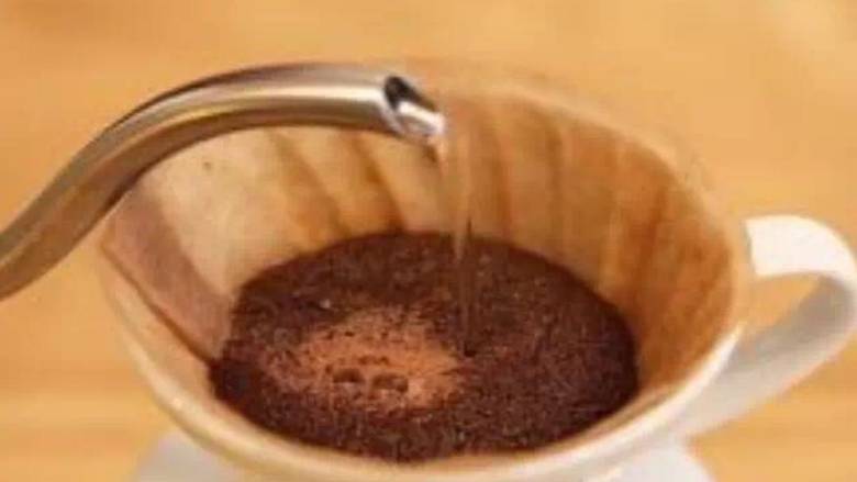 原创 |鲜咖啡拿铁牛奶冰棍,注入90℃大约50ML热水进行闷蒸,缓缓将热水从咖啡粉中心注入,当咖啡粉全部浸润且分享壶开始有咖啡液滴落时停止注水。闷蒸25—30秒,此时咖啡粉向上膨胀并有二氧化碳气体排出,咖啡吸水后继续均匀萃取。