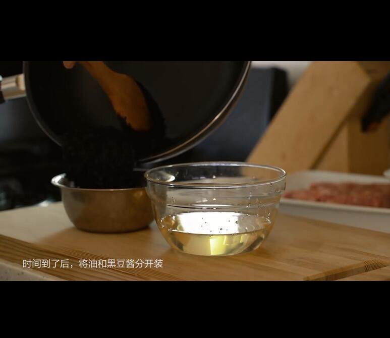 韩式炸酱面,炸香后,倒出多余的有,晾凉备用