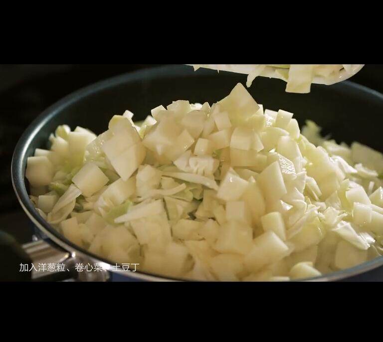 韩式炸酱面,加入切碎的食材,继续翻炒