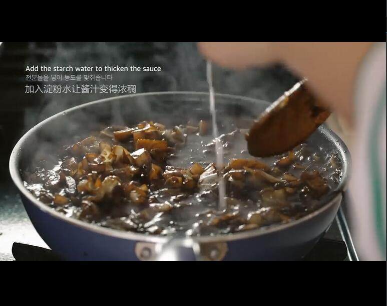 韩式炸酱面,焖煮过程中加入水淀粉勾芡,翻搅
