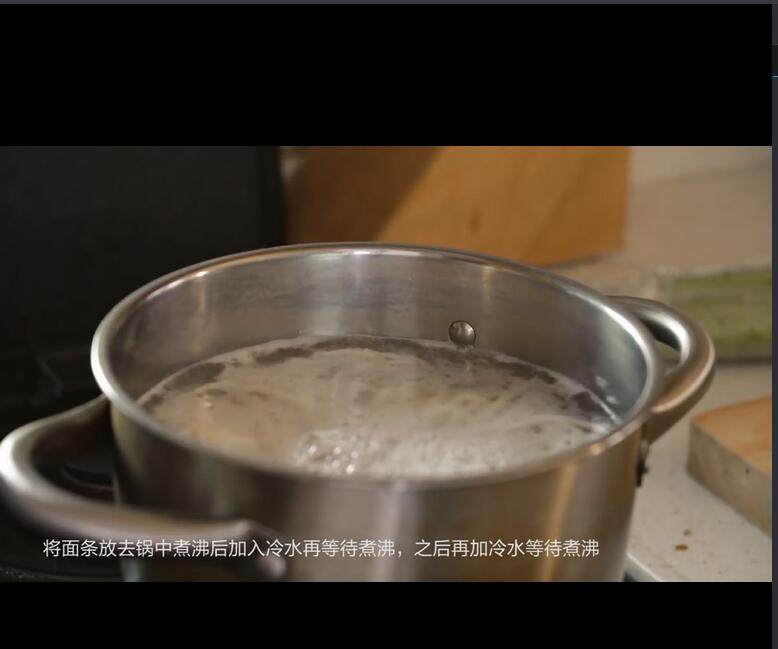 韩式炸酱面,开水煮面,煮沸后反复加入冷水,使之更加筋道