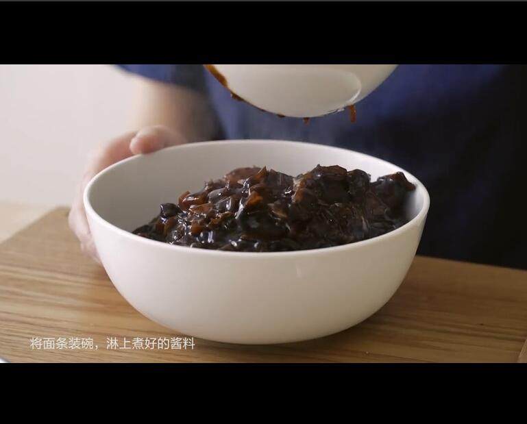 韩式炸酱面,装碗,倒入煮好的炸酱