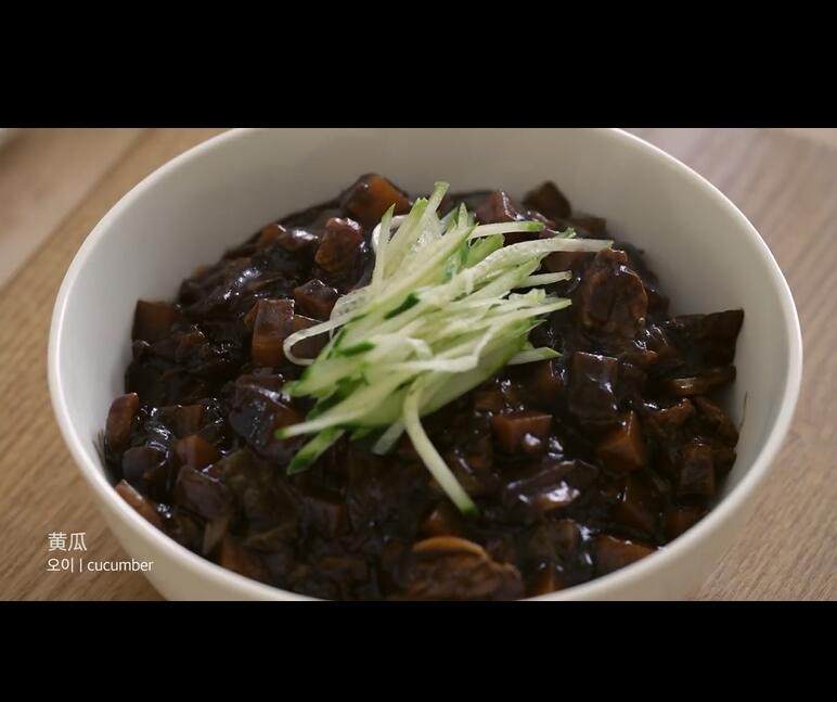 韩式炸酱面,放点黄瓜点缀,拌匀即可开吃