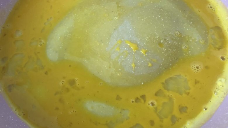 宝宝版煎饼果子,表面快要凝固时候,加入提前打散的蛋液,晃动平底锅,让蛋液铺在面糊上