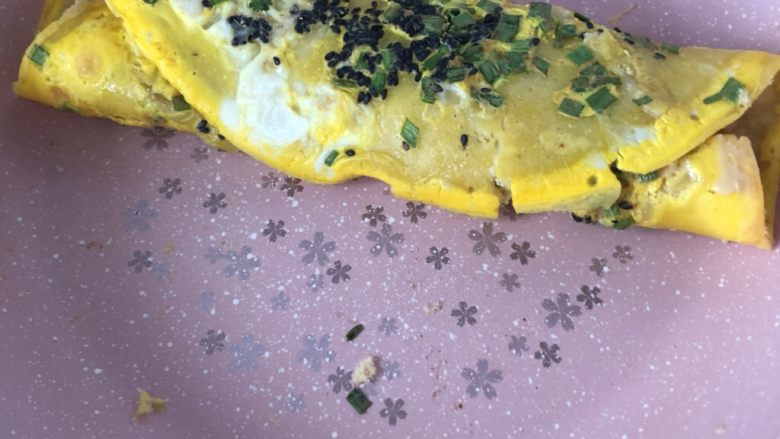 宝宝版煎饼果子,然后借助铲子跟筷子,卷起一个长条状,关火出锅