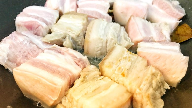 老上海风味的红烧肉,下入肉块,小火慢煎