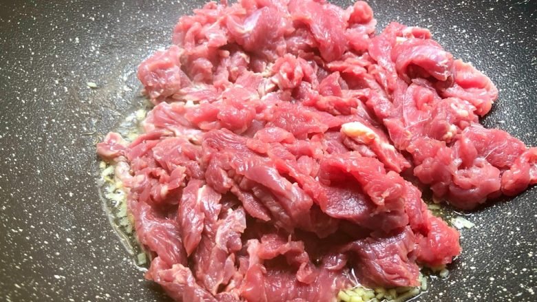 孜然牛肉,放入牛肉翻炒