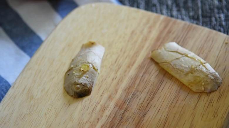排骨土豆焖饭—每一口都特别香,吃起来很过瘾,姜片拍打后备用。