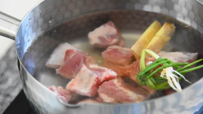 排骨土豆焖饭—每一口都特别香,吃起来很过瘾,排骨冷水下锅,放入葱结、姜片,淋上料酒。
煮沸捞出,过凉水洗净。