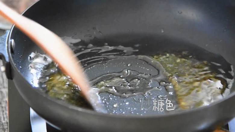 排骨土豆焖饭—每一口都特别香,吃起来很过瘾,小火炒糖色。