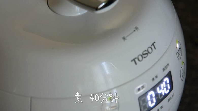 排骨土豆焖饭—每一口都特别香,吃起来很过瘾,放入排骨,煮饭的水略少于平时。
煮40分钟。