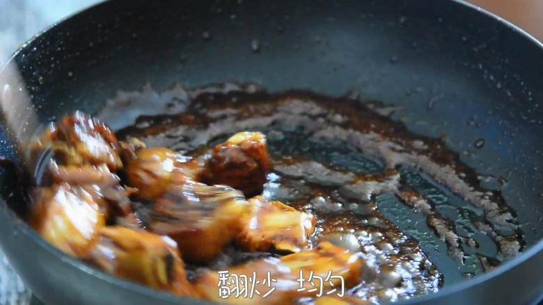 排骨土豆焖饭—每一口都特别香,吃起来很过瘾,
倒入排骨,炒至表面上色。
加入生抽、老抽,翻炒均匀。