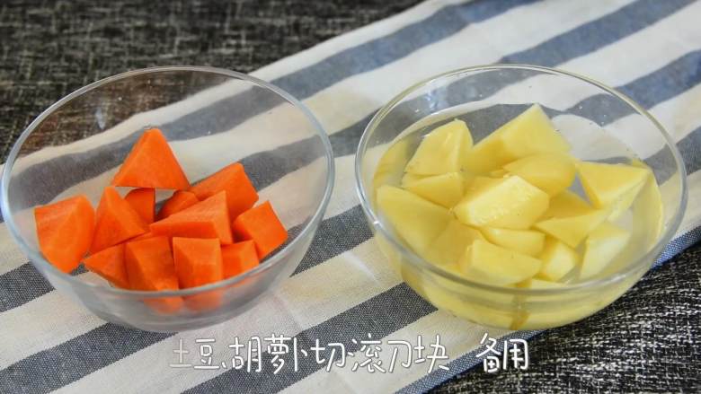 排骨土豆焖饭—每一口都特别香,吃起来很过瘾,土豆和胡萝卜切滚刀块,备用。