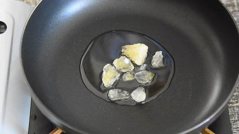 排骨土豆焖饭—每一口都特别香,吃起来很过瘾,热锅冷油,放入冰糖。
