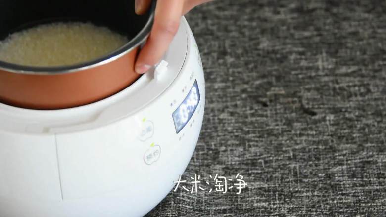 排骨土豆焖饭—每一口都特别香,吃起来很过瘾,大米淘净。