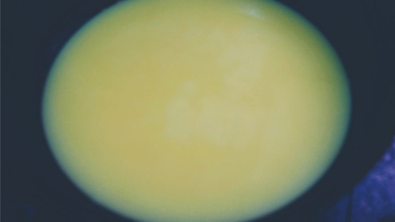 红糖姜茶,暖暖的就这一杯!,姜水静置后,会有白色的浆液沉淀。
搅拌均匀后,倒入锅中准备熬制。