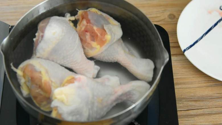 私房卤鸡腿—不用等老板加鸡腿,自己卤一个,吃起来超有满足感,鸡腿冷水下锅。