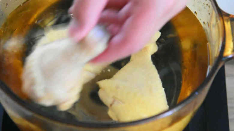 私房卤鸡腿—不用等老板加鸡腿,自己卤一个,吃起来超有满足感,大火烧开,捞出洗净。