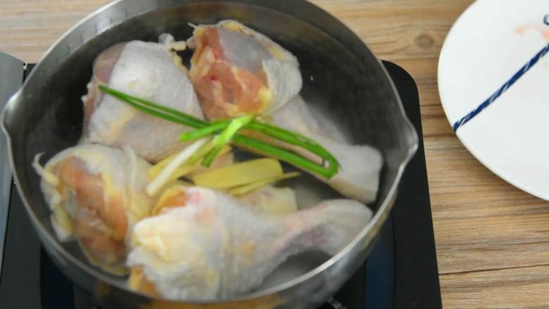 私房卤鸡腿—不用等老板加鸡腿,自己卤一个,吃起来超有满足感,放入姜片、香葱,淋上料酒。