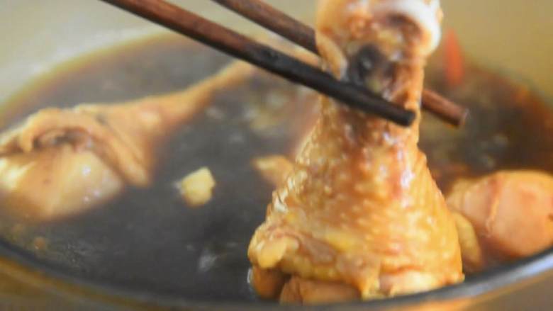 私房卤鸡腿—不用等老板加鸡腿,自己卤一个,吃起来超有满足感,留部分卤汁可继续浸泡鸡腿,即可。