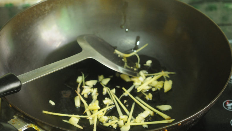 芹菜炒晒兰肉,油锅烧热,爆香姜蒜