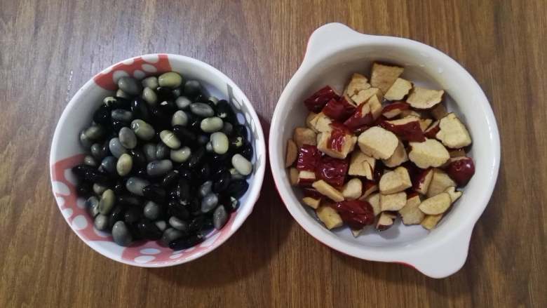 亚麻籽红枣豆浆,这是泡好的黄豆和黑豆,红枣也切成小块备用。