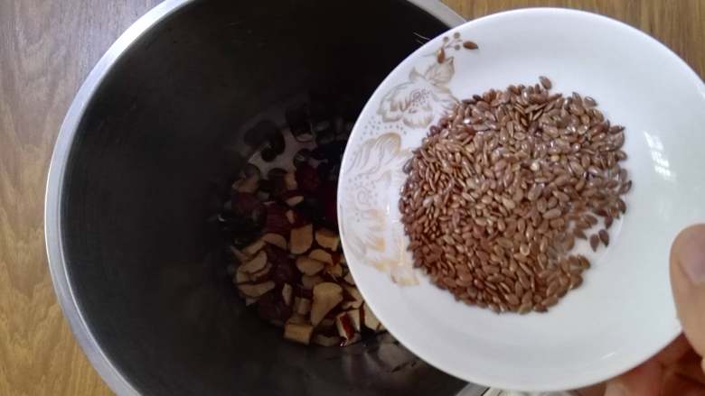 亚麻籽红枣豆浆,将黄豆和黑豆、红枣倒入豆浆桶中,再加入亚麻籽。