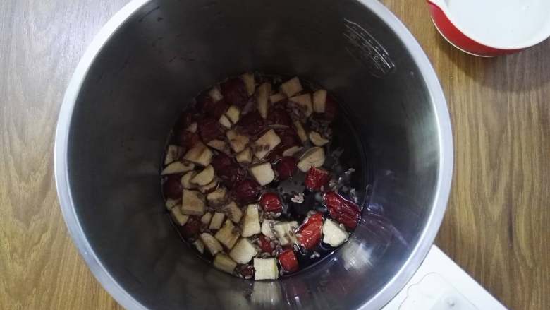 亚麻籽红枣豆浆,倒入适量的清水,盖上豆浆机的上盖,选择醇香豆浆,然后开始工作,剩下的工作就是准备好碗和耐心等待啦。