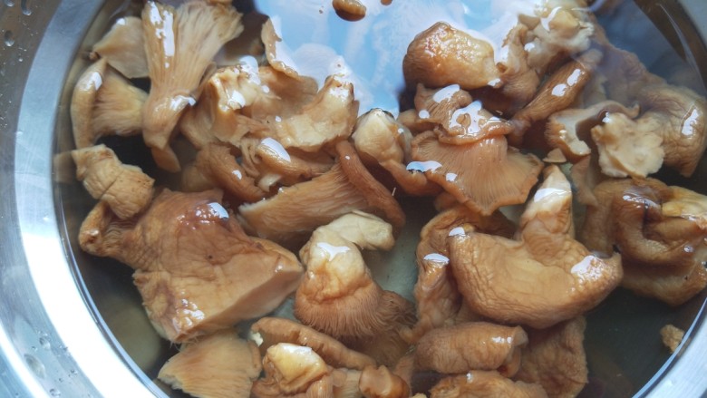 鸡翅干菌汤,这会儿的干菌菇泡好了,在洗几遍。