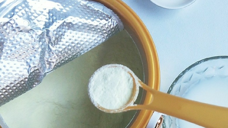 奶粉蛋黄布丁,把温水跟奶粉按照奶粉配方表配好,我用的是宝宝一直喝的澳优G4奶粉,提高抵抗力,易吸收。