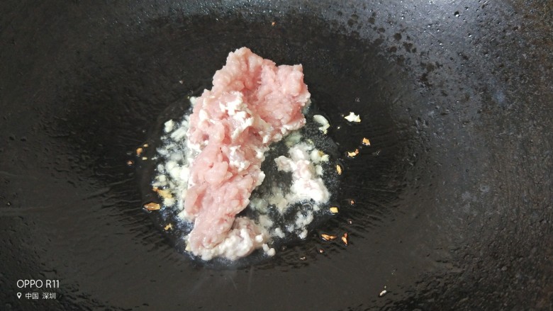 肉酱吐司披萨+椰汁营养早餐,放入肉糜翻炒,变色即可