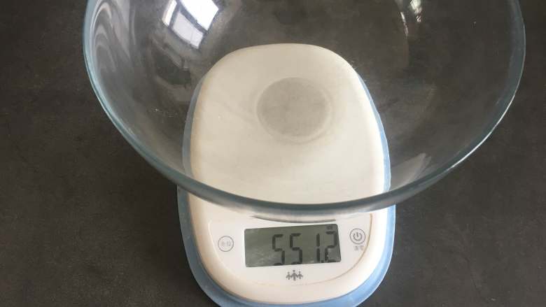 棋格奶油蛋糕,给生活画出一道彩虹,因为后面咱们要均分成5份,推荐大家提前称好蛋清和蛋黄料理盆的重量!