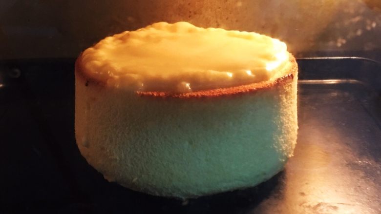 延烧起司蛋糕,蛋糕送入烤箱,烤制7分钟。