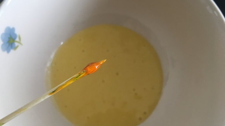 棋格奶油蛋糕,给生活画出一道彩虹,每份加入不同的食用色素,分别都搅拌均匀备用;现在的颜色看起来比较鲜艳,后续加入蛋白霜搅拌颜色就会变淡。