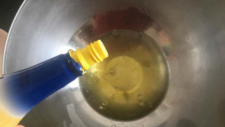 棋格奶油蛋糕,给生活画出一道彩虹,蛋清加入柠檬汁,分三次加入白砂糖,打发至中性发泡;