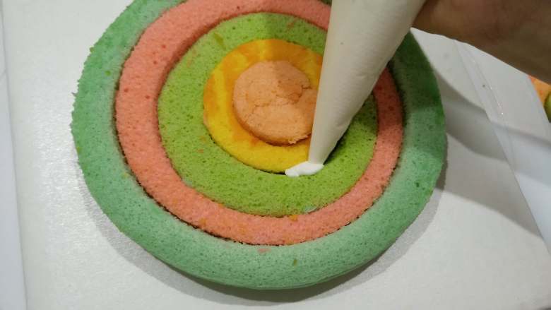 棋格奶油蛋糕,给生活画出一道彩虹,拼接的过程中如果发现蛋糕圈之间有缝隙,可以用打发好的奶油粘合一下;