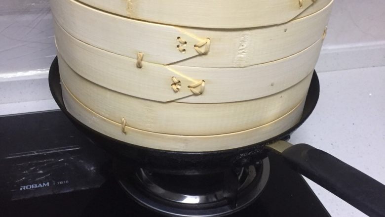 可爱小刺猬~香甜南瓜馒头,开水上锅中大火蒸20分钟,关火焖5分钟开盖取出就可以趁热吃啦!