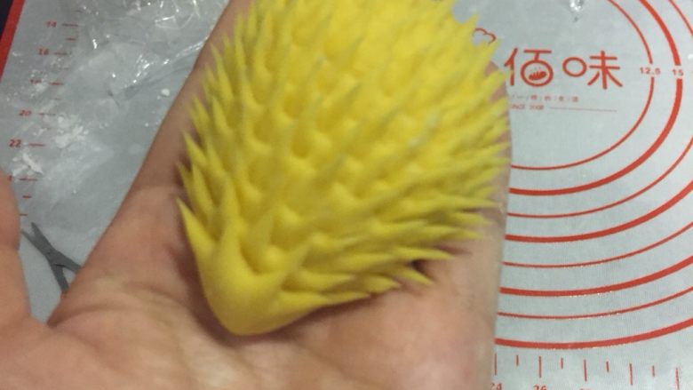 可爱小刺猬~香甜南瓜馒头,用最小的剪刀✂,我用的修剪眉毛的那种,特别好用。剪出刺猬的刺,这一步基本就是考验耐心了。