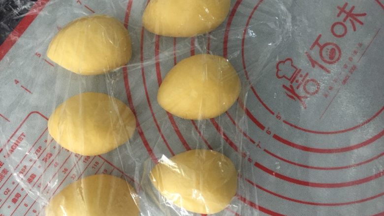 可爱小刺猬~香甜南瓜馒头,取出来,排气,加手粉不停开回的揉面,面揉的越光滑,馒头蒸出来越好看。然后分成50克一分的小剂子,边整形边醒发。整形成水滴状