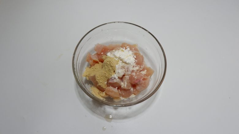 雪梨鸡丁,加入许胡椒粉、食盐、<a style='color:red;display:inline-block;' href='/shicai/ 718'>料酒</a>、淀粉