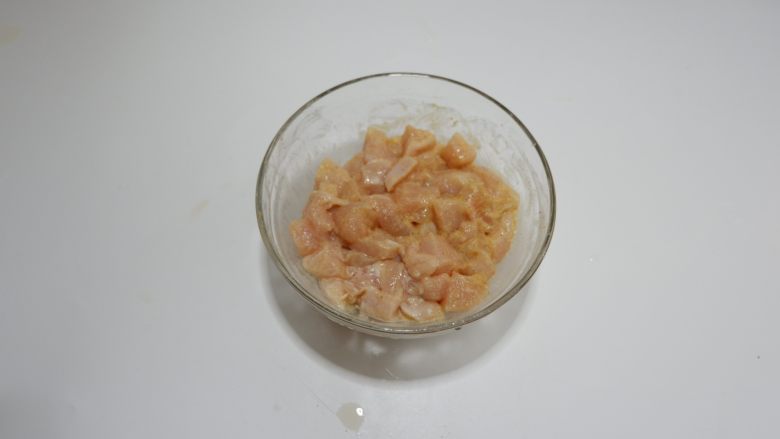 雪梨鸡丁,抓匀腌制15分钟
