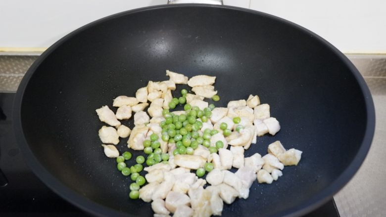 雪梨鸡丁,加入豌豆粒翻炒片刻