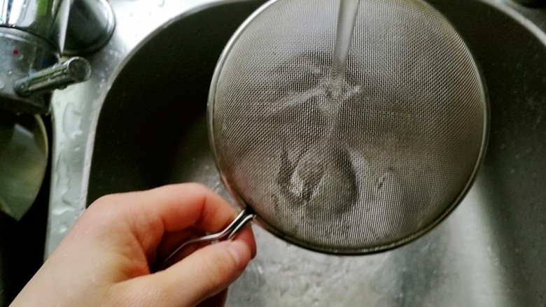 快手馒头伪披萨,筛子清洗干净,等会还要用。