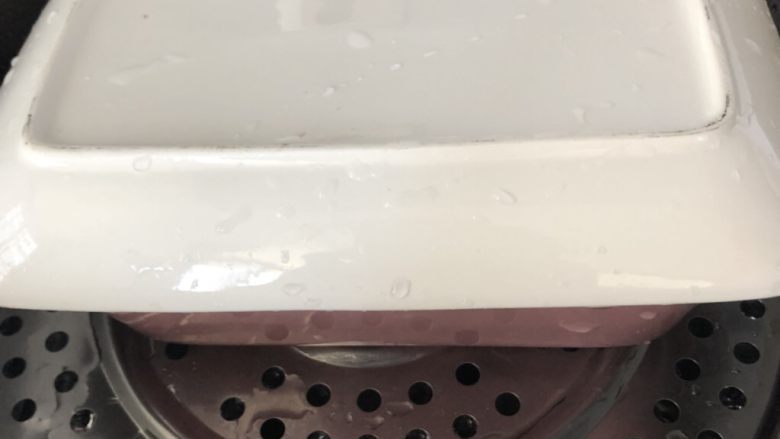 猪肉小米豆腐糕,上蒸锅,蒸四十分钟,可以不盖盖子,这样蒸出来的小米会更软,盖上盖子的话,蒸出来的小米口感会Q一点
