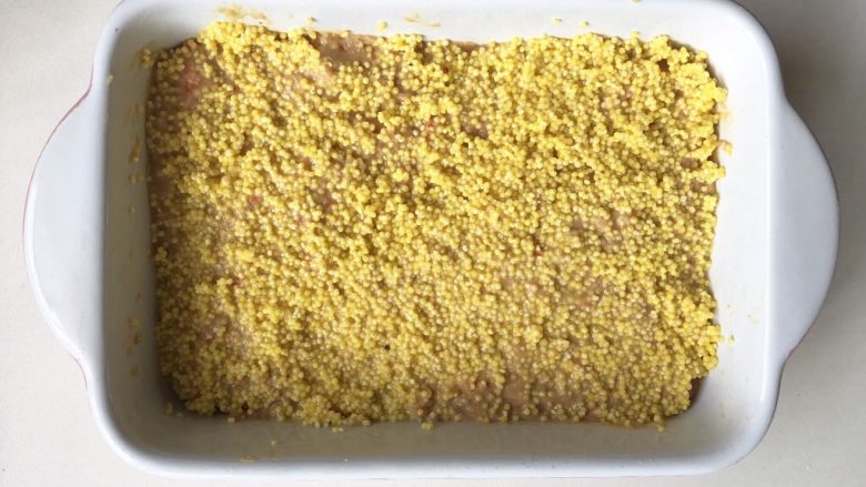 猪肉小米豆腐糕,铺一层小米,小米要提前浸泡半小时至一小时